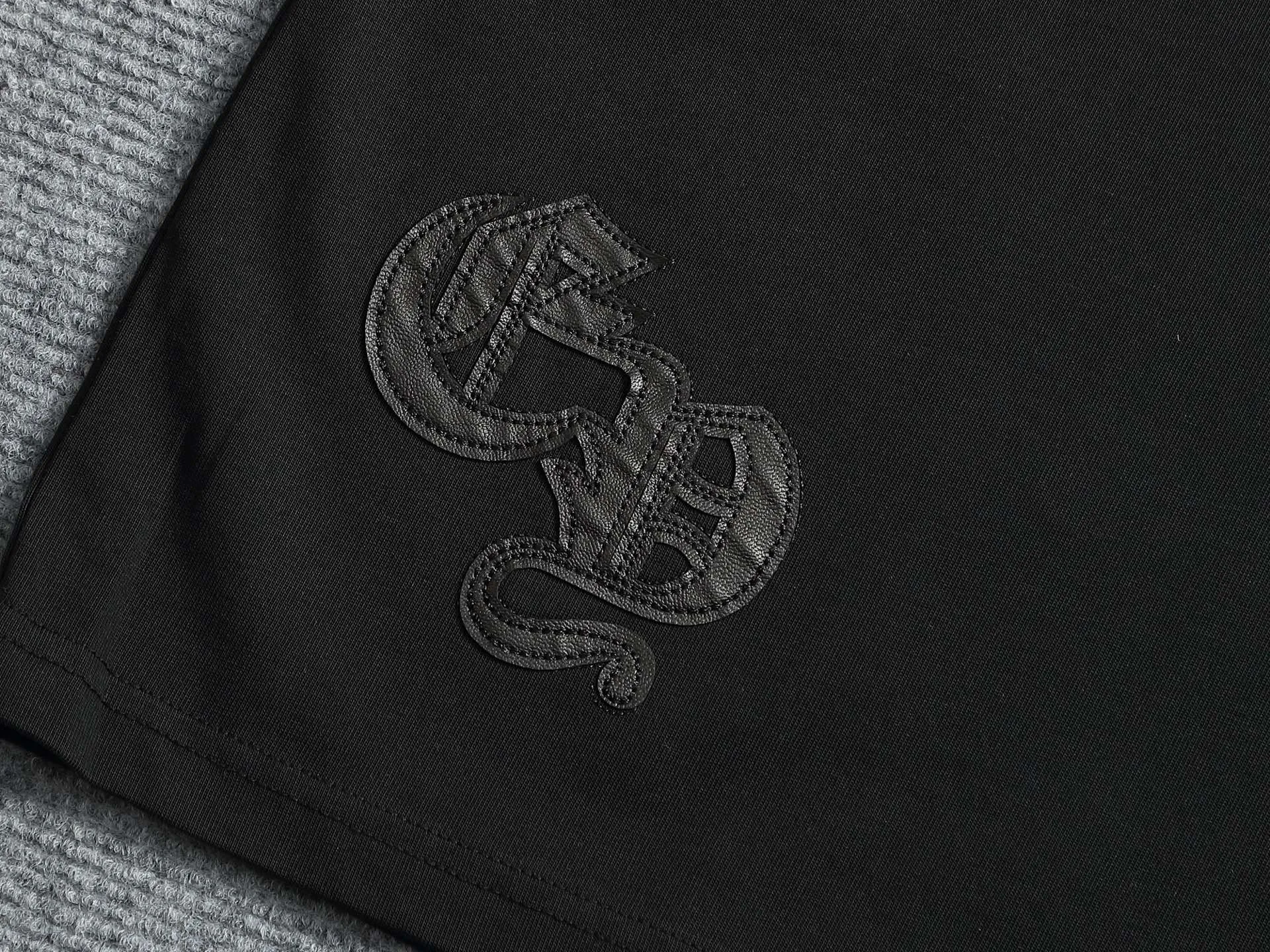 🅿️220 Chrome hearts ch Chrome hearts cross leather short-sleeved T-shirts. Large version. Loose and stylish. The difference is the low version, the slim version, the upper body and the crotch. 100% commitment: top quality, not fast food. The highest version on the market. Top quality, 320 grams. 26 custom-dyed double yarn cotton, same style for men and women, complete with three standards. Color: Black White Khaki Size: XS-L Size chart: